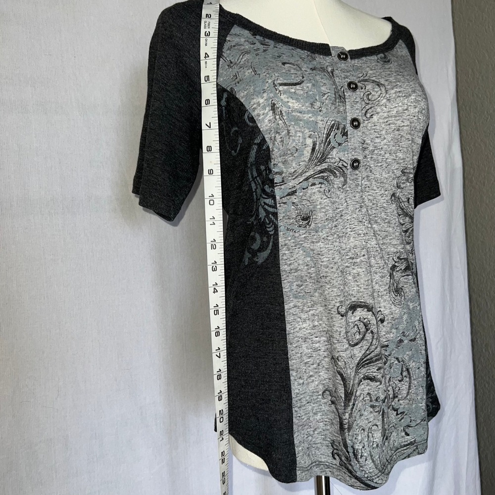 Fang Henley Top Gray Graphic Tee Raglan Sleeve Scoop Neck Y2K Grunge Shirt - Picture 3 of 4